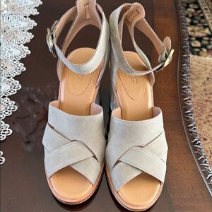 Women's UGG Sandra Heeled Sandals in Taupe Nubuck Leather. Size 8